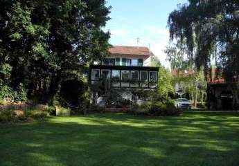 Freistehendes Einfamilienhaus mit Parkgrundstück