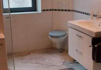 Hochwertig saniertes Zweifamilienhaus mit Ladenanteil