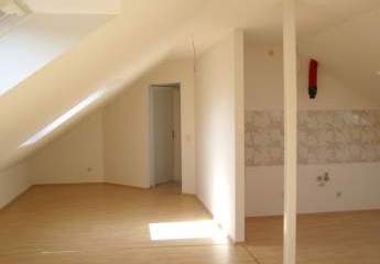 Traumwohnung in einem Dreifamilienhaus mit einem Tageslichtbad und Stellplatz