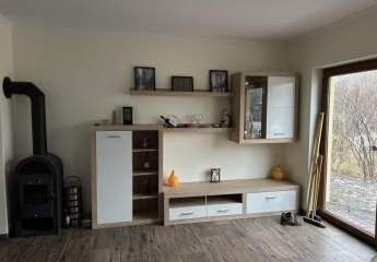 Freistehendes Zweifamilienhaus mit großem Grundstück und Garage