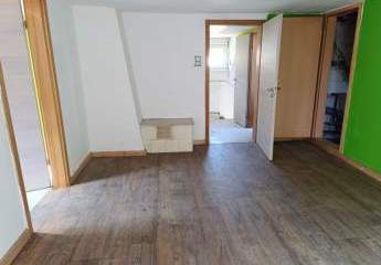 Kleines Haus mit Nebengebäude in Sankt Martin