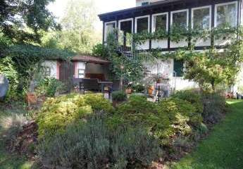 Saniertes freistehendes Einfamilienhaus auf parkähnlichem Grundstück