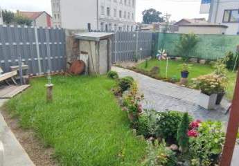 freistehendes Einfamilienhaus mit kleinem Nebengebäude und urigem Innenhof