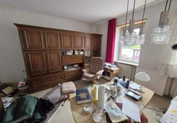 Liebenswürdige Doppelhaushälfte mit Garen im Dornröschenschlaf