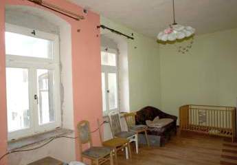 Großes denkmalgeschütztes Stadthaus möchte saniert werden