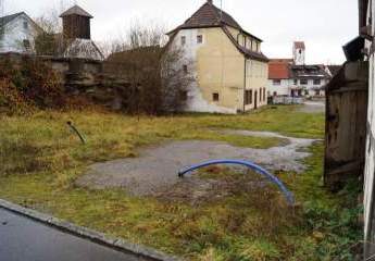 Großes Baugrundstück mit großem Gewölbekeller !  Zentrale Lage!