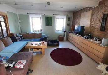 Vollsanierter ehemaliger Bauernhof mit Nebengebäuden, Ställen und großem Garte