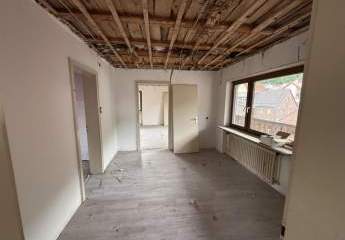 Teilrenoviertes Einfamilienhaus mit großem Nebengebäude und Garten