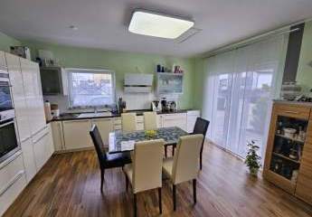 Neuwertige Doppelhaushälfte (Baujahr 2017) mit großem Hof und Garten