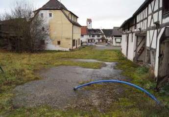 Großes Baugrundstück mit großem Gewölbekeller !  Zentrale Lage!