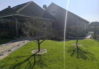 Wunderschönes Einfamilienhaus mit großem Garten, Hof mit Einfahrt und Garage
