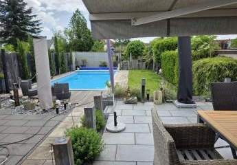 Modern saniertes Zweifamilienhaus auf großen Grundstück mit Pool und Garage