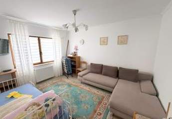 Freistehendes Zweifamilienhaus mit großem Grundstück und Garage