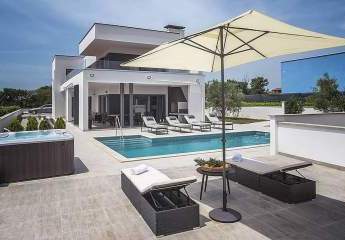 Moderne und elegante Luxus-Designer-Villa in Pula