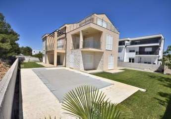 Modernes Apartmenthaus mit 4 Apartments und Pool in ruhiger Ortsrandlage zwischen Vodice und Srima