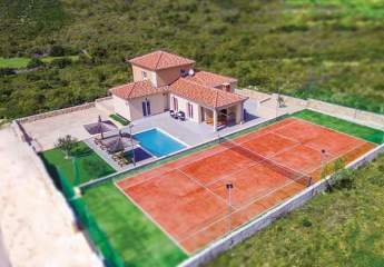 Landhaus mit unverbaubarem Meerblick und Tennisplatz in ruhiger Ortsrandlage von Sukošan