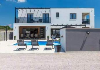 Moderne und elegante Luxus-Designer-Villa mit Panorama-Blick in Pula