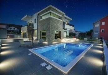 Moderne Luxus-Neubau-Villa mit Swimming-Pool, Wellnessbereich, Fitnessraum und Meerblick in Tribunj