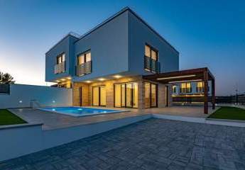 Luxuriöse Designer-Neubau-Doppelhaushälfte mit Meerblick, Dachterrasse und Swimmingpool in Vodice