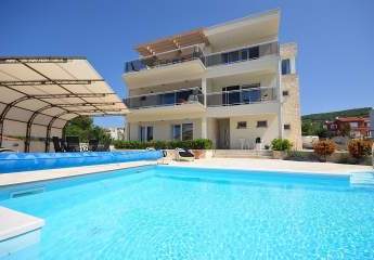 Luxus Villa mit Einliegerwohnung, Panorama-Meerblick, Swimmingpool und Aufzug in Tribunj