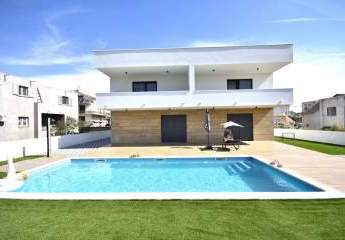 Modernes Luxus-Designer-Mehrfamilienhaus mit 3 Wohneinheiten und Swimmingpool in Vodice