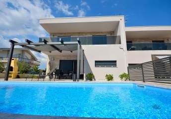 Luxuriöse moderne Designer-Doppelhaushälfte mit Swimmingpool und drei Wohneinheiten in Vodice