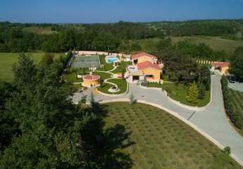 Villa parkähnlichen Grundstück und herrschaftlicher Einfahrt, Swimmingpool und Tennisplatz in Žminj