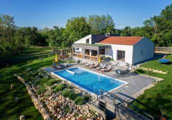 Charakteristische Villa in idyllischer Alleinlage mit Swimmingpool und 10.000 m² großen Grundstück