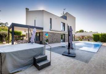 Moderne Luxus-Villa mit Meerblick, Swimmingpool, Aufzug und Dachterrasse in Fažana