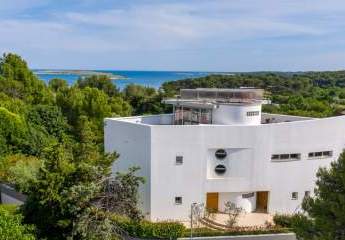 Einzigartige und moderne Architekten-Villa in unmittelbarer Meeresnähe mit Panorama-Meerblick