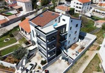 Moderne Luxus Neubau-Designer-Etagenwohnung mit Panorama-Meerblick in Ližnjan