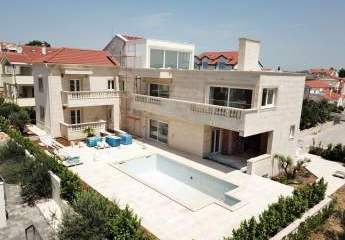 Moderne Luxus Designer-Villa mit Swimming-Pool und Dachterrasse mit unverbaubarem Panorama-Meerblick in ruhiger Lage in Vodice