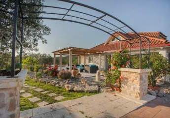 Luxuriöse Designer Steinvilla mit Swimmingpool umgeben von Olivenhain auf 12.000 m² Grundstück in Vodice