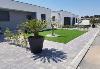 Moderne Luxus Designer-Villa mit Swimmingpool und Dachterrasse mit unverbaubarem Panorama-Meerblick auf den Yachthafen in unmittelbarer Meeresnähe von Banjole