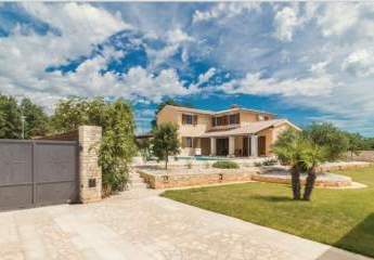 Luxuriöse Designer-Villa mit Swimmingpool umgeben von Obstbäumen auf einem 3.200 m² großen Grundstück in Svetvinčenat