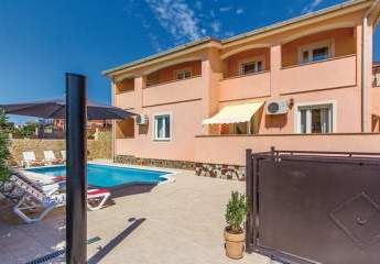 Gepflegtes Mehrfamilienhaus in unmittelbarer Meeresnähe mit Swimmingpool und Meerblick in Ližnjan