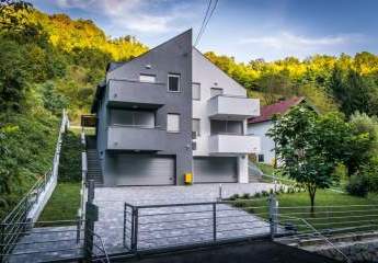 Moderne Designer-Doppelhaushälfte in ruhiger Lage in Dubravica am Fuße des Parks "Veternica