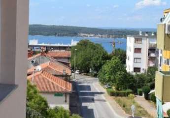 Sanierte und renovierte Etagenwohnung mit Blick auf das Meer und die Arena in zentraler Lage im Herzen von Pula