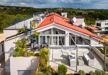 Luxuriöse moderne Designer-Dachgeschoss-Maisonette mit Panorama-Meerblick und Dachterrasse in Medulin