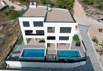 Moderne Neubau-Designer-Doppelhaushälfte mit Swimmingpool und Meerblick in ruhiger Lage von Vodice