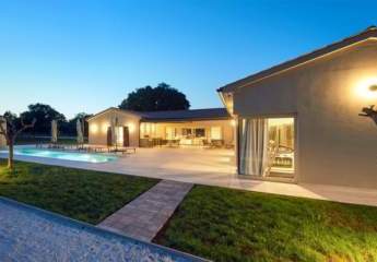 Moderne Luxus Designer-Neubau-Villa mit Swimmingpool, Fitnessraum und Sauna umgeben von Olivenhain in Valtura