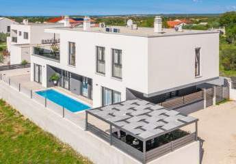 Neuwertiges Apartmenthaus mit zwei Apartments und einer Wohnung mit Dachterrasse und Swimmingpool in Veli Vrh bei Pula