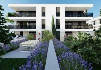 Moderne Designer-Neubau-Etagenwohnung mit Terrasse und Garten in Ližnjan