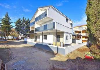 Renovierte Designer Dachgeschosswohnung mit Balkon und herrlichem Meerblick in unmittelbarer Meeresnähe in Vodice