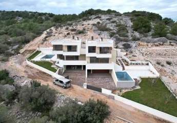 Moderne Neubau Luxus Designer-Doppelhaushälfte mit Swimmingpool und Meerblick in Tisno