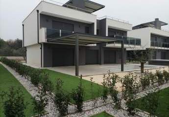 Moderne Luxus Designer-Villa mit Swimmingpool und Meerblick auf den Yachthafen mit Dachterrasse in Banjole