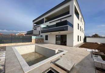 Moderne Luxus Designer Neubau-Erdgeschosswohnung mit Swimmingpool und Garage in Banjole