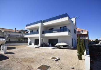 Moderne Luxus Designer Neubau-Maisonette-Wohnung mit Dachterrasse und Jacuzzi in Vodice