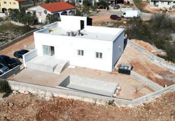 Moderne Neubau Designer-Bungalow mit Swimmingpool und Dachterrasse in ruhiger Lage von Vodice