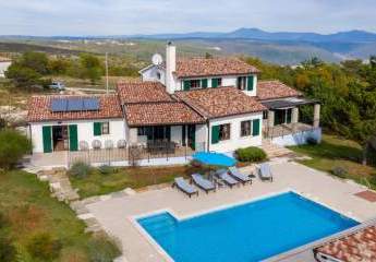 Gepflegte charakteristische Villa mit Swimmingpool und Kamin in ruhiger Lage bei Barban mit Blick auf den Berg Učka